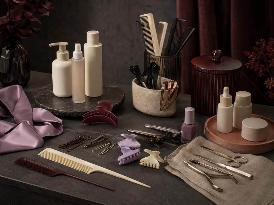 Accessoires und Beauty-Produkte in einem Atelier präsentiert