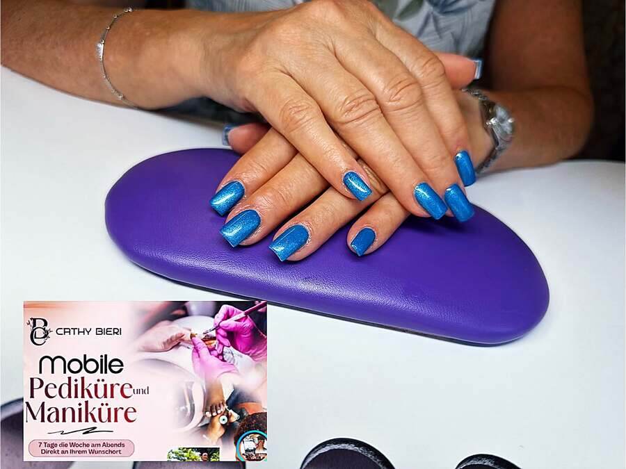 Himmelblaue Nägel